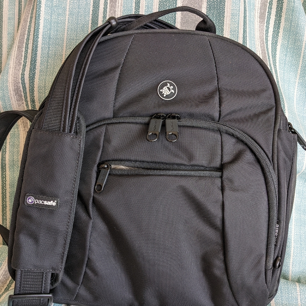 PacSafe MetroSafe 250 Anti-theft Crossbody bag, black.